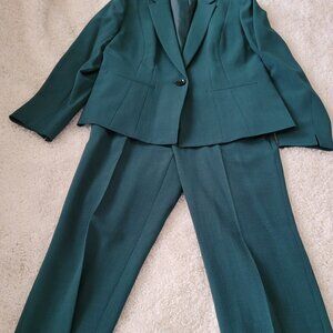 Green Kasper petite pantsuit size. Pants are a size 2P and the jacket is a 6P.